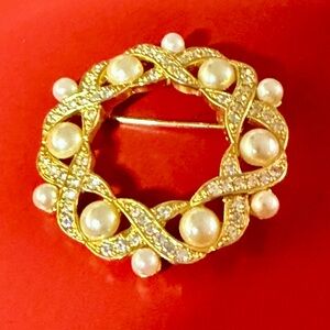 Elegant Gold and Pearl Brooch